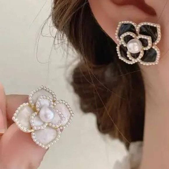 NWT Camellia Pearl Earrings – White & Goldtone - Picture 2 of 4